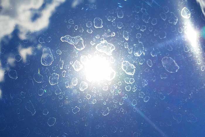 Traces d'eau et calcaire sur peinture